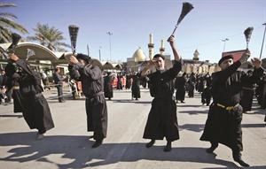 عراقيون يؤدون طقوس عاشورائية في مدينة كربلاء	رويترز