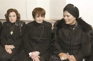 سميرة احمد اثناء عزاء شقيقتها خيرية احمد﻿