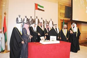 الشيخ صباح الخالد يشارك في قطع كعكة الاحتفال
