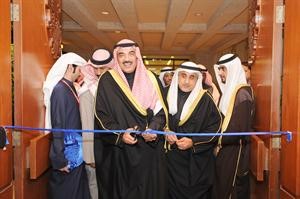 الشيخ صباح الخالد يقص الشريط ايذانا بالافتتاح كرم ذياب
