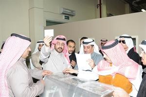 جانب من اجراء القرعة
