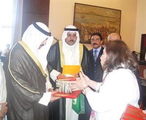 هدية تذكارية من رئيسة بلدية مونتفيديو في الاوروغواي للرئيس العازمي
