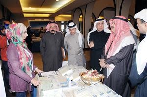 دبدر اليعقوب خلال جولته في المعرض
