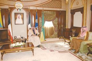سمو ولي العهد الشيخ نواف الاحمد مستقبلا الشيخ محمد الخالد
