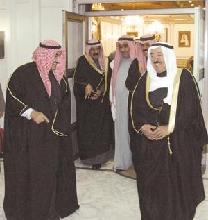سمو الشيخ ناصر المحمد مرحبا بصاحب السمو الامير الشيخ صباح الاحمد وسمو ولي العهد الشيخ نواف الاحمد في منزله مساء امس﻿