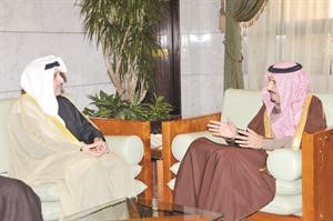 الامير سلمان بن عبدالعزيز خلال لقائه الشيخ حمد جابر العلي
