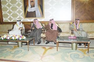 الزياني متحدثا مع الشيخ صباح الخالد ويبدو وكيل وزارة الخارجية خالد الجار الله والسفير حمود الروضان	محمد ماهر﻿