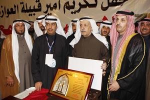 فلاح بن جامع اثناء تكريمه من ابناء قبيلة العوازم﻿
