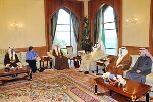 صاحب السمو الامير الشيخ صباح الاحمد اثناء استقباله عبدالله الرومي وداسيل العوضي ومرزوق الغانم وعادل الصرعاوي وصالحالملا﻿