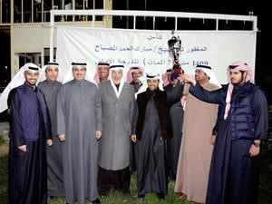 الشيخ سالم الصباح يسلم الكاس لعميد اسطبل النصف﻿