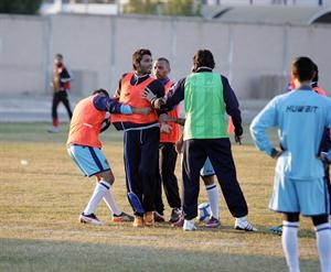 غوران توفاريتش يحاول منع يوسف ناصر من الوصول الى بدر المطوع﻿
