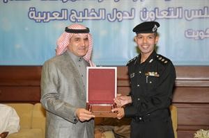 العقيد عادل الحشاش يكرم احد الوفود 	انور الكندري﻿