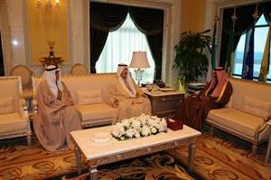 سمو ولي العهد الشيخ نواف الاحمد مستقبلا عبدالوهاب الهارون ودبدر مال الله﻿