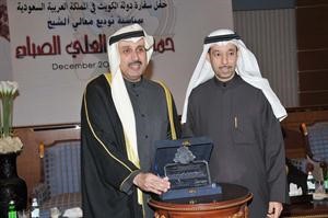 تكريم الشيخ حمد جابر العلي خلال الحفل﻿