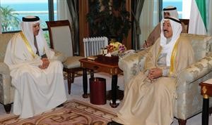 صاحب السمو الامير الشيخ صباح الاحمد مستقبلا عبداللطيف الزياني﻿
