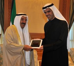 صاحب السمو الامير يتسلم نسخة الكترونية من الدستور من عبدالله الملا﻿