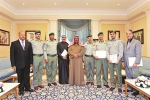 الشيخ مشعل الاحمد متوسطا فريق عمل اصدار كتاب دستورنا سورنا واغنية كلي فخر يا كويت