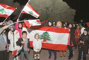 ابناء الجالية اللبنانية في الكويت يرفعون الاعلام اللبنانية﻿
