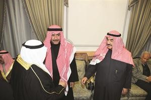 الشيخ فهد الجابر مع سمو الشيخ ناصر المحمد في استقبال المهنئين﻿