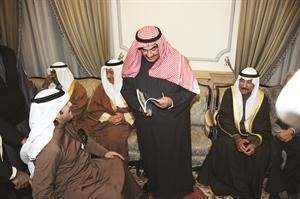 سمو الشيخ ناصر المحمد يتسلم كتابا من احد الحضور﻿