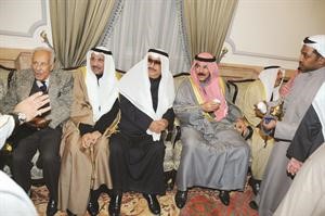 الشيخ محمد الخالد مع الحضور في ديوان سمو الشيخ ناصر المحمد﻿