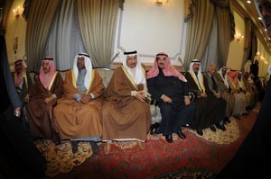 سمو الشيخ ناصر المحمد مستقبلا زائري ديوانه ويبدو الشيخ جابر العبدالله والشيخ جابر المبارك والشيخ علي العبدالله والشيخ د سالم الجابر هاني الشمري