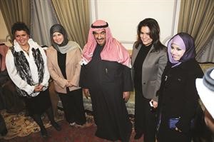 سمو الشيخ ناصر المحمد متوسطا ممنار الحشاش وماشواق المضف ومجنان بوشهري وصفاء الهاشم﻿