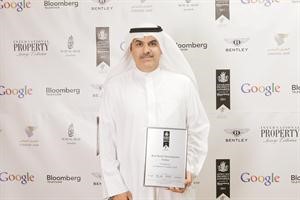 المدير العام لـ المباني مخالد بن سلامة متسلما الجائزة
