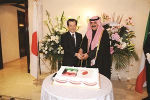 خالد الجارالله مشاركا السفير الياباني ياسو يوشي كوميزو قطع كيكة الاحتفال﻿
