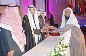 تكريم احد الفائزين﻿