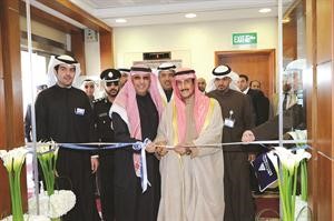 محافظ الاحمدي الشيخ دابراهيم الدعيج والشيخ محمد الجراح لدى افتتاح الفرع كرم ذياب
