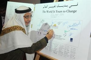 دشهاب غانم يوقع على التدشين
