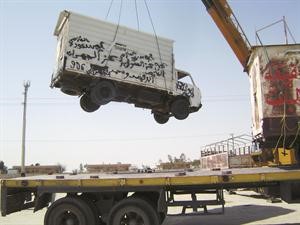 رفع احدى السيارات
