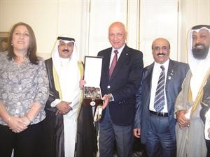السفير سعود الرومي وزيد العازمي ومانع العجمي مع رئيس الاوروغواي
