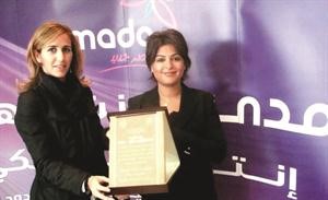شهد ابراهيم ولينا الملاح مع درع كلية العلوم الادارية
