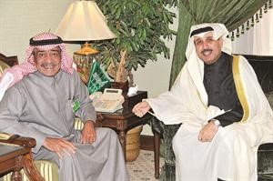 الشيخ حمد جابر العلي خلال لقائه الامير مقرن بن عبدالعزيز
