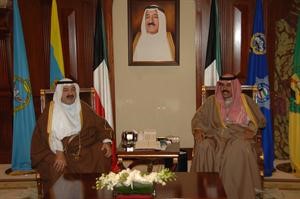 سمو ولي العهد الشيخ نواف الاحمد خلال لقائه الشيخ ناصر صباح الاحمد﻿