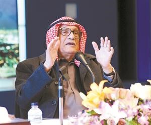 دصالح العجيري متحدثا خلال الندوة