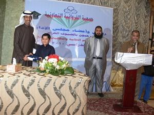 فلاح الهيفي يكرم احد الطلبة
