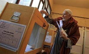 صورة ارشيفية لتصويت لمسن مصري في الانتخابات