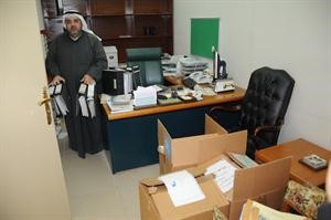 سكرتير النائب السابق د يوسف الزلزلة يراجع الملفات﻿
