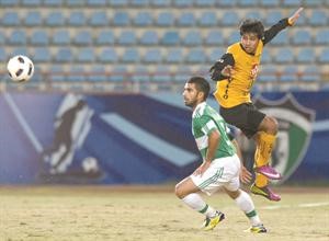لاعب القادسية الصاعد محمد الفهد تالق امام العربي وسجل هدف الفوز، وفي اللقطة يلعب الكرة براسه قبل لاعب العربي فهد فرحان الازرقكوم