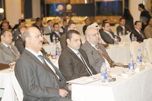 متابعة من المشاركين في الدورة
