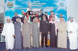 الفريق الشيخ احمد النواف متوسطا منتخب شرطة الكويت المتوج باللقب﻿