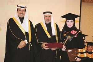 الشيخ احمد جابر العبدالله والشيخ خليفة ال خليفة يكرمان احدى الخريجات﻿