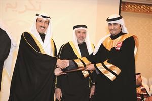 احد الخريجين يتسلم شهادته	 قاسم باشا﻿