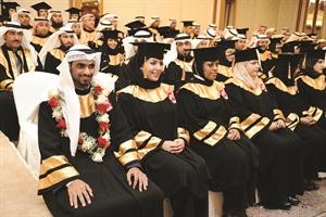 كوكبة من الخريجين والخريجات﻿