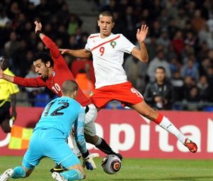 حارس المغرب يتصدى لهجمة مصرية 	افپ﻿