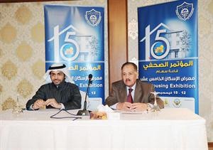مجدى الهوارى وصالح المطيري خلال المؤتمر الصحافي للاعلان عن معرض الاسكان 15 				 كرم ذياب﻿
