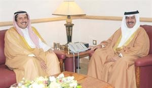 السفير الشيخ عزام الصباح خلال لقائه الشيخ علي بن خليفة ال خليفة
